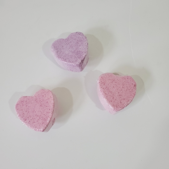 Bath set- bath towel, two washcloths and three heart shaped bath bombs NWT - Picture 7 of 8